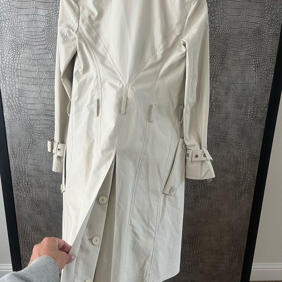 Salvatore Ferragamo Elegant Cream Coat - Picture 6 of 8